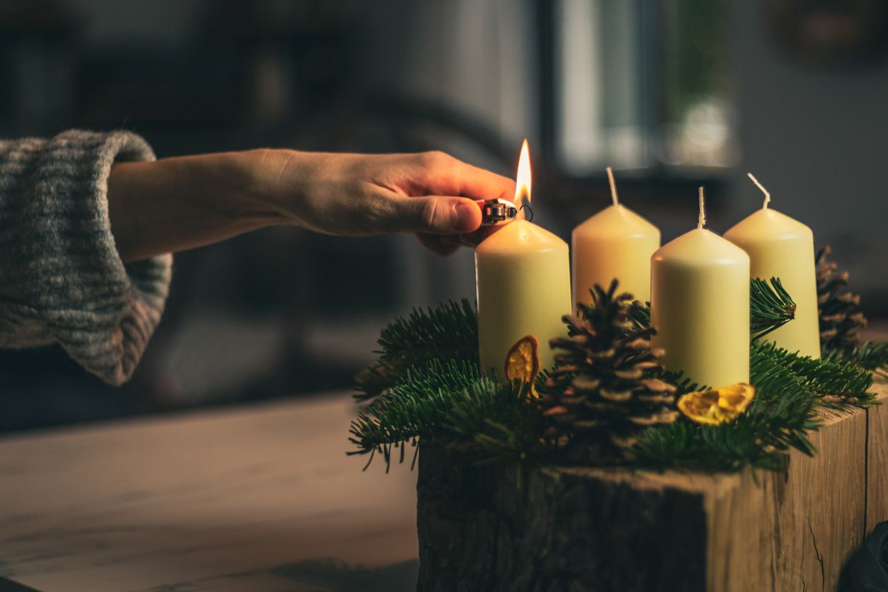 Jõulukaunistustega küünalde süütamine